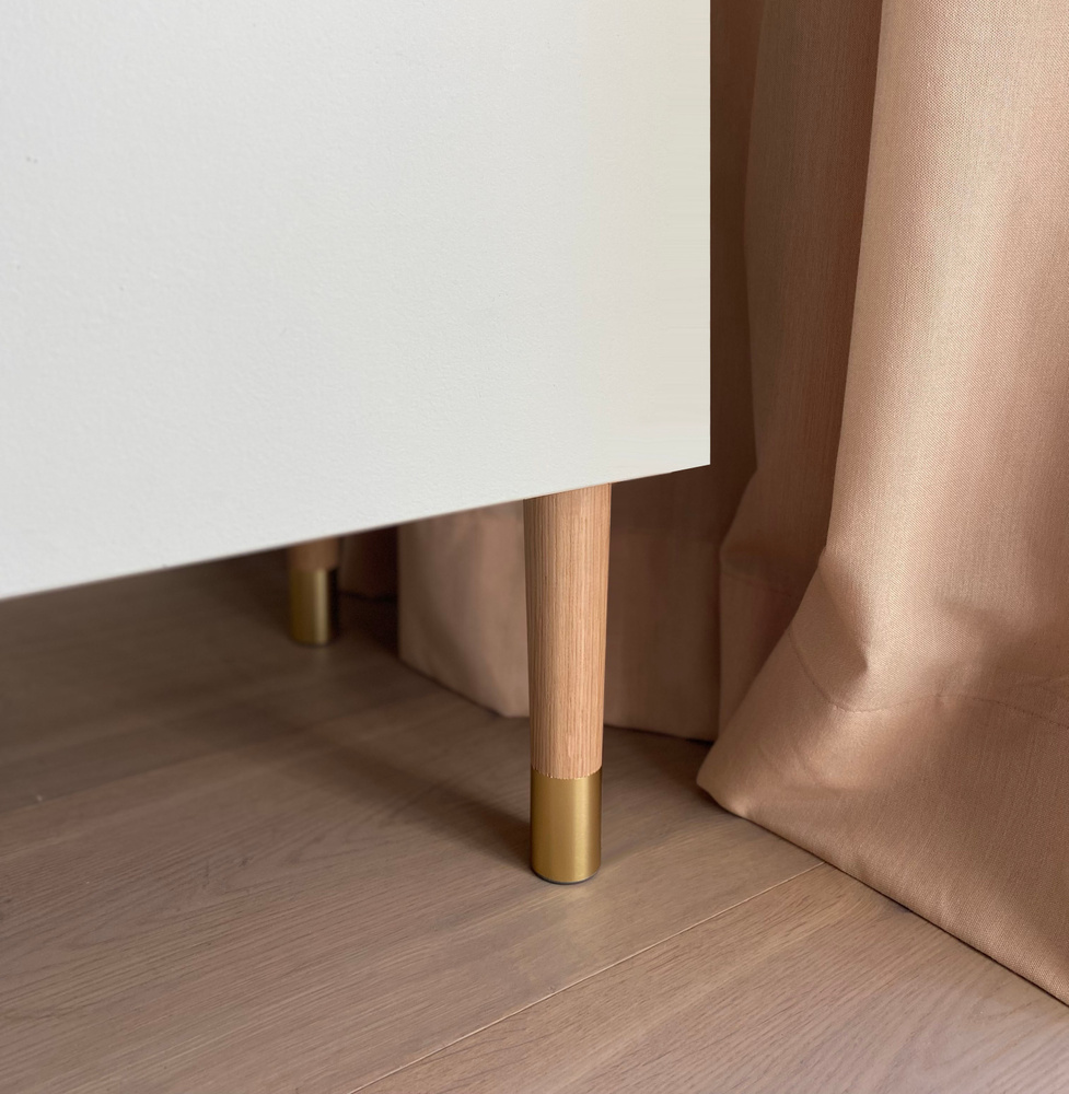 Estelle Slim 220 Oak natural Furniture leg in oak wood with brass toe